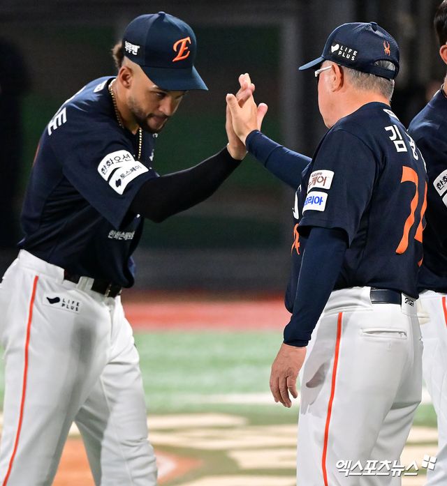 한화는 19일 수원 케이티위즈파크에서 열린 2025 신한 SOL Bank KBO리그 KT 위즈와의 원정경기에서 6-5 강우콜드 승리를 거뒀다. 이날 승리로 한화는 8연승을 질주, 시즌 전적 54승33패2무를 만들었다. 이날 한화와 정규 계약 체결을 발표한 루이스 리베라토는 3안타 2득점으로 자축했다. 엑스포츠뉴스DB