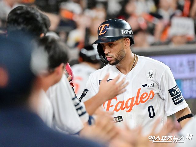 지난 9일 오후 대전 한화생명 볼파크에서 열린 '2025 신한 SOL Bank KBO리그' KIA 타이거즈와 한화 이글스의 경기, 5회말 2사 2,3루 한화 리베라토가 채은성의 2타점 적시타때 득점에 성공하고 있다. 엑스포츠뉴스 DB