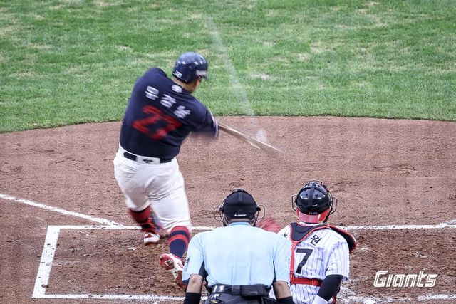 롯데 자이언츠 포수 유강남이 19일 서울 잠실야구장에서 열린 2025 신한 SOL Bank KBO리그 LG 트윈스와의 팀 간 10차전에서 2안타 2타점을 기록, 팀 승리를 견인했다. 사진 롯데 자이언츠