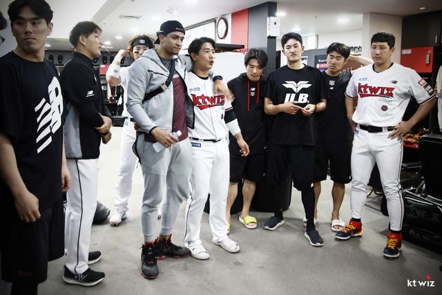 2022년 윌리엄 쿠에바스가 부상으로 KT 위즈를 떠나기 전 동료들과 인사를 나누고 있다. KT 위즈