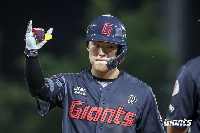 롯데 자이언츠 내야수 한태양이 19일 서울 잠실야구장에서 열린 2025 신한 SOL Bank KBO리그 LG 트윈스와의 팀 간 10차전에서 8회초 2타점 적시타를 쳐내고 팀 승리에 힘을 보탰다. 사진 롯데 자이언츠