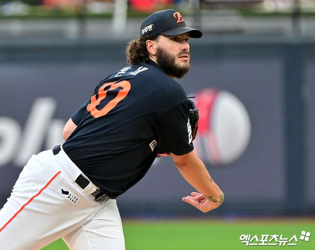 18일 오후 수원KT위즈파크에서 열린 '2025 신한 SOL Bank KBO리그' 한화 이글스와 KT 위즈의 경기, 1회말 한화 선발투수 폰세가 공을 힘차게 던지고 있다. 수원, 김한준 기자