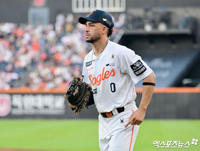 '한화의 러브레터' 루이스 리베라토가 지난 5주간 활약을 인정받아 정식 계약을 체결한다. 한화 구단은 대체 외국인 선수로 입단한 리베라토와 정식 계약을 체결했다고 19일 공식 발표했다. 잔여시즌 계약 규모는 총액 20만 5000달러(2억8567만원)다. 오른쪽 새끼손가락 견열골절로 외국인 재활선수 명단에 오른 에스테반 플로리얼의 대체 외국인 선수로 지난달 17일 한국땅을 밟은 리베라토는 전반기 15경기에 출전, 타율 0.387, 24안타, 2홈런, 13타점, 출루율 0.441, 장타율 0.565로 폭풍 같은 활약을 펼쳤다. 엑스포츠뉴스DB