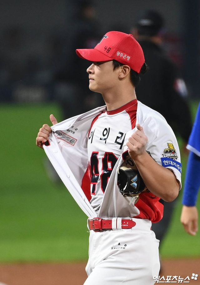 28일 오후 광주기아챔피언스필드에서 열린 '2024 신한 SOL Bank KBO 한국시리즈' 삼성 라이온즈와 KIA 타이거즈의 5차전 경기, 6회초 2사 1루 KIA 곽도규가 삼성 이재현을 내야 땅볼로 돌려세우며 이닝을 종료시킨 뒤 더그아웃으로 향하며 이의리 세리머니를 하고 있다. 엑스포츠뉴스 DB