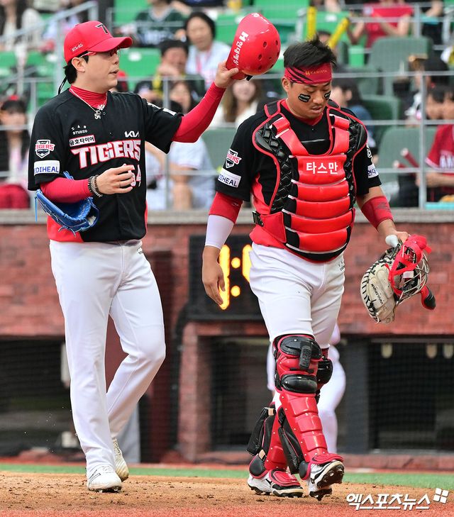 21일 오후 인천SSG랜더스필드에서 열린 '2025 신한 SOL Bank KBO리그' KIA 타이거즈와 SSG 랜더스의 경기, 4회말 수비를 마친 KIA 양현종과 김태군이 더그아웃으로 향하고 있다. 엑스포츠뉴스 DB