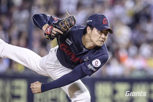 롯데 자이언츠 좌완 홍민기가 19일 서울 잠실야구장에서 열린 2025 신한 SOL Bank KBO리그 LG 트윈스와의 팀 간 10차전에서 1.1이닝 무실점으로 홀드를 기록했다. 사진 롯데 자이언츠