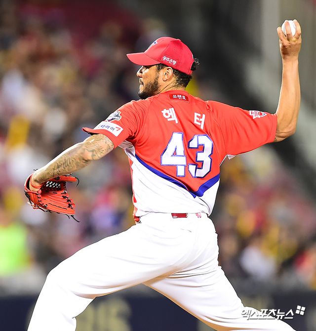 28일 오후 서울 송파구 잠실야구장에서 열린 '2018 신한은행 MY CAR KBO리그' KIA 타이거즈와 LG 트윈스의 경기, 1회말 KIA 선발투수 헥터가 공을 힘차게 던지고 있다. 엑스포츠뉴스 DB