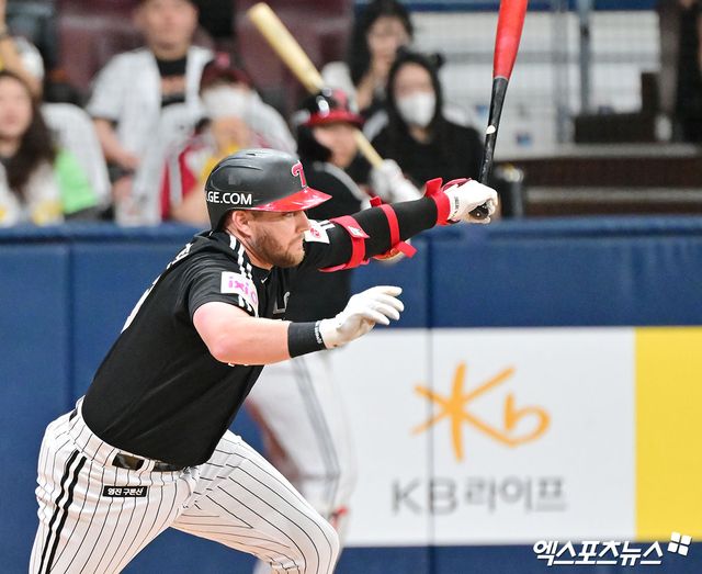 LG 트윈스 외국인 타자 오스틴 딘이 1일 부산 사직야구장에서 열린 2025 신한 SOL Bank KBO리그 롯데 자이언츠와의 팀 간 6차전에서 시즌 20홈런을 기록했다. 사진 엑스포츠뉴스 DB