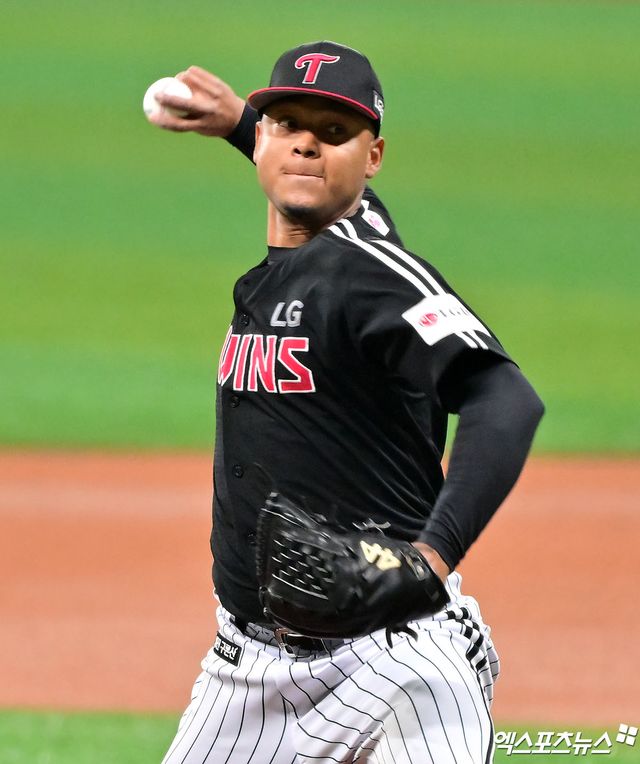 LG 트윈스 외국인 투수 엘리에이저 에르난데스가 지난 1일 부산 사직야구장에서 열린 2025 신한 SOL Bank KBO리그 롯데 자이언츠와의 팀 간 6차전에 선발등판, 4이닝 1실점을 기록했다. 사진 엑스포츠뉴스 DB