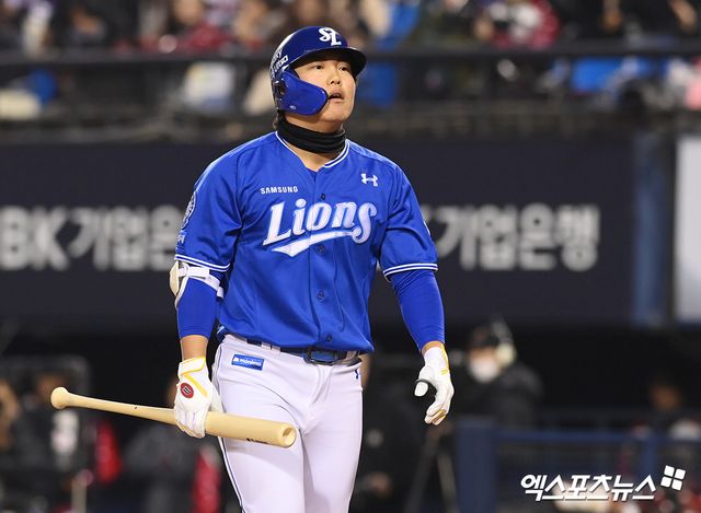 15일 오후 서울 송파구 잠실야구장에서 열린 '2025 신한 SOL Bank KBO리그' 삼성 라이온즈와 LG 트윈스의 경기, 4회초 1사 삼성 류지혁이 삼진 아웃에 아쉬워 하고 있다. 엑스포츠뉴스 DB