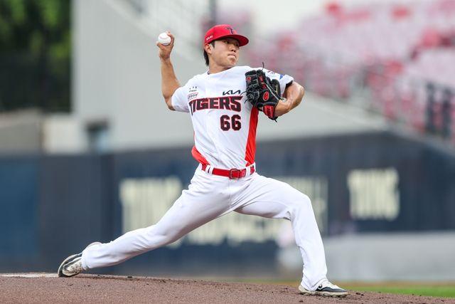 2일 오후 광주-KIA챔피언스필드에서 열린 '2025 신한 SOL Bank KBO리그' SSG 랜더스와 KIA 타이거즈의 경기, KIA 선발 이도현이 공을 힘차게 던지고 있다. KIA 타이거즈