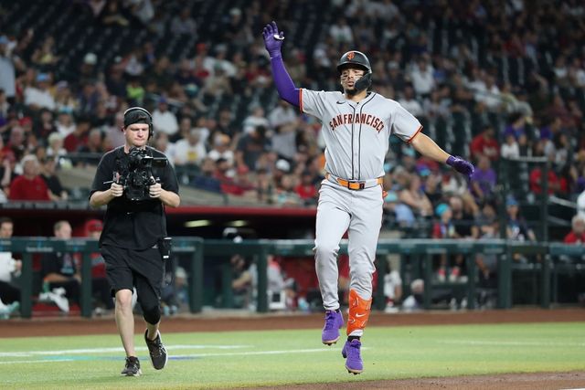 2일 미국 애리조나주 피닉스의 체이스필드에서 열린 2025 미국 메이저리그(MLB) 샌프란시스코 자이언츠와 애리조나 다이아몬드백스의 경기, 2회초 1사 샌프란시스코 윌리 아다메스가 1점 홈런을 날린 뒤 홈으로 들어오고 있다. AFP 연합뉴스