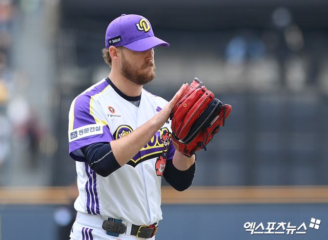 지난 5월 5일 오후 서울 잠실야구장에서 열린 '2025 신한 SOL Bank KBO리그' LG 트윈스와 두산 베어스의 경기, 1회초 두산 선발투수 콜어빈이 이닝을 마치고 더그아웃으로 향하며 박수를 치고 있다. 엑스포츠뉴스 DB