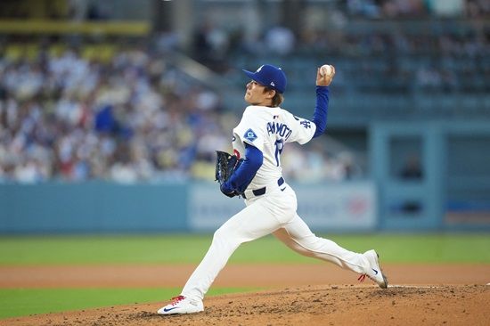 LA 다저스 야마모토 요시노부가 2일(한국시간) 미국 캘리포니아주 로스앤젤레스의 다저스타디움에서 열린 시카고 화이트삭스와의 홈경기에 선발 등판해 7이닝 3피안타 1볼넷 8탈삼진 1실점을 기록하며 승리투수가 됐다. 연합뉴스