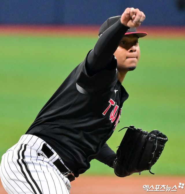 LG 트윈스 외국인 투수 엘리에이저 에르난데스가 지난 1일 부산 사직야구장에서 열린 2025 신한 SOL Bank KBO리그 롯데 자이언츠와의 팀 간 6차전에 선발등판, 4이닝 1실점을 기록했다. 사진 엑스포츠뉴스 DB