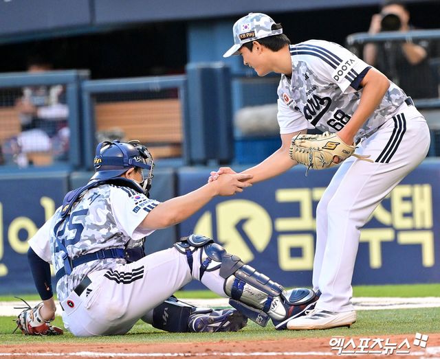 지난 6월 4일 오후 서울 송파구 잠실야구장에서 열린 '2025 신한 SOL Bank KBO리그' KIA 타이거즈와 두산 베어스의 경기, 3회초 수비를 마친 두산 최민석이 양의지 손을 잡아주고 있다. 엑스포츠뉴스 DB