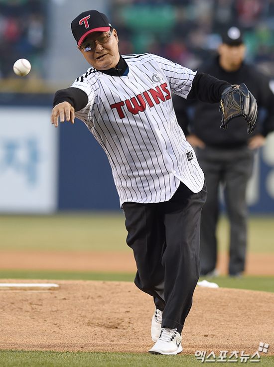 4일 오후 서울 송파구 잠실야구장에서 열린 '2017 타이어뱅크 KBO리그' 삼성 라이온즈와 LG 트윈스의 경기에 앞서 이광환 전 LG 감독이 시구를 하고 있다. 엑스포츠뉴스 DB