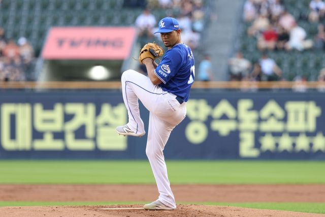 2일 오후 서울 잠실야구장에서 열린 '2025 신한 SOL Bank KBO리그' 삼성 라이온즈와 두산 베어스의 경기, 삼성 선발 헤르손 가라비토가 공을 힘차게 던지고 있다. 삼성 라이온즈