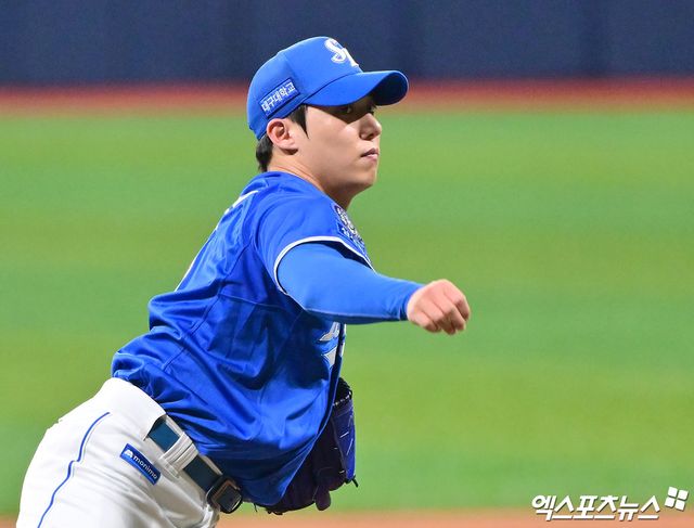 20일 오후 서울 구로구 고척스카이돔에서 열린 '2025 신한 SOL Bank KBO리그' 삼성 라이온즈와 키움 히어로즈의 경기, 1회말 삼성 선발투수 원태인이 공을 힘차게 던지고 있다. 엑스포츠뉴스 DB