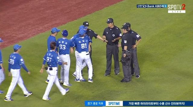 2일 오후 서울 잠실야구장에서 열린 '2025 신한 SOL Bank KBO리그' 삼성 라이온즈와 두산 베어스의 경기, 7회말 무사 두산 김재환의 타석 때 박진만 삼성 감독이 3루심의 체크스윙 판정에 대해서 항의하고 있다. SPOTV 중계화면 캡처