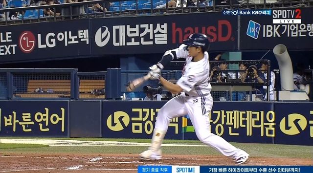 2일 오후 서울 잠실야구장에서 열린 '2025 신한 SOL Bank KBO리그' 삼성 라이온즈와 두산 베어스의 경기, 7회말 무사 두산 김재환이 방망이를 휘두르다가 중간에 멈췄다. 3루심은 노 스윙을 선언했다. SPOTV 중계화면 캡처