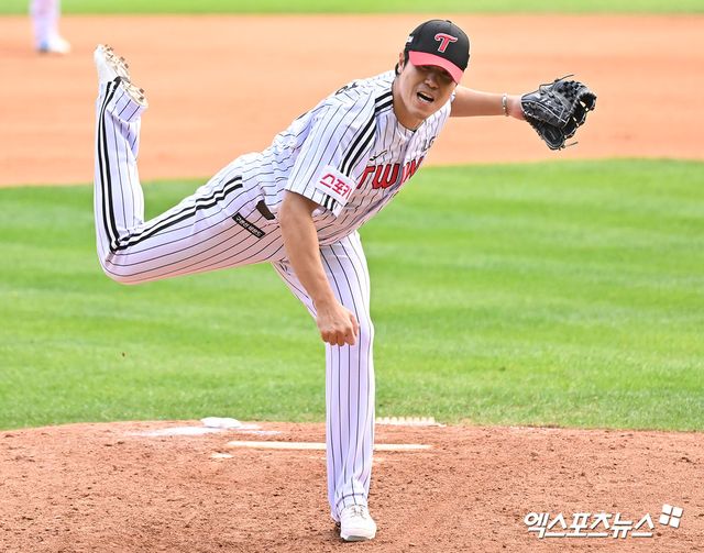 LG 트윈스 베테랑 우완 김진성이 1일 부산 사직야구장에서 열린 2025 신한 SOL Bank KBO리그 롯데 자이언츠와의 팀 간 6차전에서 홀드를 기록, KBO 역대 5번째 3년 연속 20홀드 고지를 밟았다. 사진 엑스포츠뉴스 DB