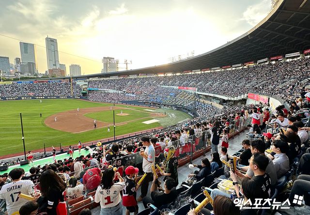 5일 오후 서울 송파구 잠실야구장에서 열린 '2025 신한 SOL Bank KBO리그' KIA 타이거즈와 두산 베어스의 경기, 경기장을 찾은 관중들이 경기를 지켜보고 있다. 엑스포츠뉴스 DB