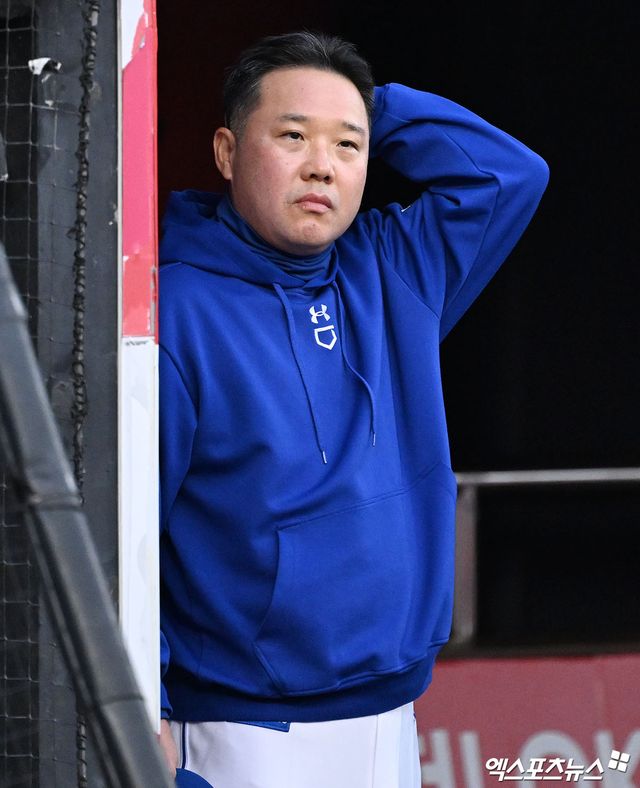 11일 오후 수원KT위즈파크에서 열린 '2025 신한 SOL Bank KBO리그' 삼성 라이온즈와 KT 위즈의 경기, 삼성 박진만 감독이 국민의례를 위해 그라운드로 나오고 있다. 엑스포츠뉴스 DB