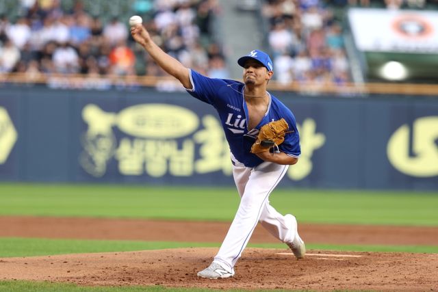 2일 오후 서울 잠실야구장에서 열린 '2025 신한 SOL Bank KBO리그' 삼성 라이온즈와 두산 베어스의 경기, 삼성 선발 헤르손 가라비토가 공을 힘차게 던지고 있다. 삼성 라이온즈