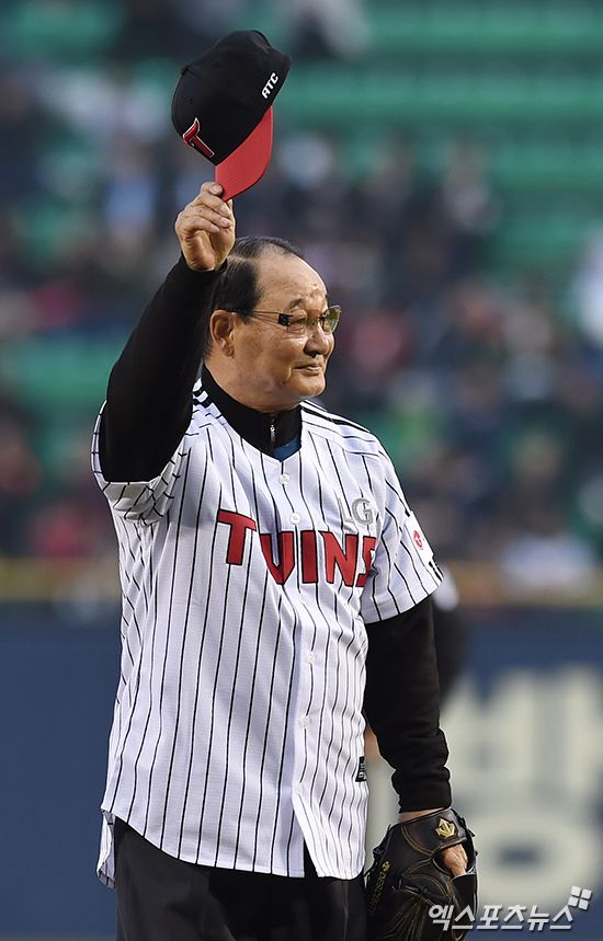 4일 오후 서울 송파구 잠실야구장에서 열린 '2017 타이어뱅크 KBO리그' 삼성 라이온즈와 LG 트윈스의 경기에 앞서 이광환 전 LG 감독이 시구를 한 뒤 1루를 향해 인사하고 있다. 엑스포츠뉴스 DB