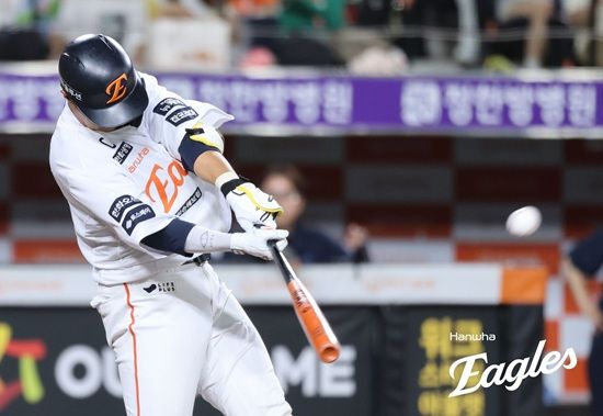 한화 이글스 내야수 채은성이 1일 대전 NC전에서 8회 말 승리에 쐐기를 박는 3점 홈런을 때렸다. 채은성은 상대 투수 주무기인 체인지업을 노려 시즌 12호 아치를 그렸다. 한화 이글스