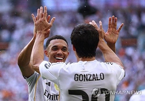 레알 마드리드의 초신성이 클럽월드컵에서 맹활약하고 있다. 레알 마드리드가 신성 곤살로 가르시아의 결승골로 이탈리아의 명문 구단 유벤투스를 꺾고 2025 국제축구연맹(FIFA) 클럽월드컵 8강에 진출했다. 클럽월드컵을 앞두고 리버풀을 떠나 레알 마드리드에 합류한 트렌트 알렉산더 아놀드는 레알 마드리드 소속으로 첫 도움을 올렸다. 사진 연합뉴스
