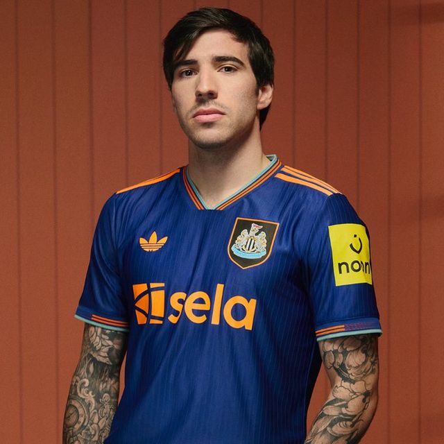 뉴캐슬이 지난 2일(한국시간) 공식 채널을 통해 2025-2026시즌 써드킷 유니폼을 발매하면서 만든 영상에 욱일기가 드러나면서 많은 한국 팬들로부터 비판을 받자, 공식 사과했다.&nbsp;뉴캐슬