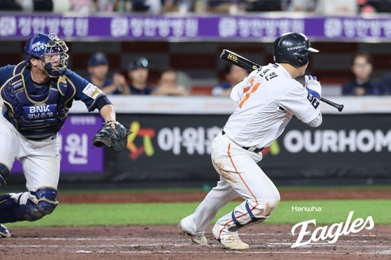 한화 이글스 외야수 문현빈이 1일 대전 NC 다이노스전에서 추격 솔로 홈런과 결승 스퀴즈 번트로 팀 역전승에 이바지했다. 문현빈은 3할 타율을 유지하면서 정규타석 기준 리그 타율 5위와 팀 내 타율 1위에 올라 있다. 한화 이글스