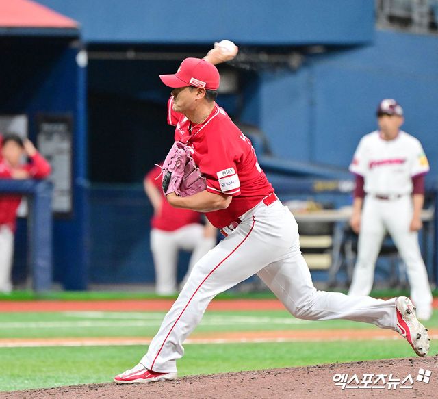 19일 오후 서울 구로구 고척스카이돔에서 열린 '2025 신한 SOL Bank KBO리그' SSG 랜더스와 키움 히어로즈의 경기, 10회말 SSG 노경은이 공을 힘차게 던지고 있다. 엑스포츠뉴스 DB
