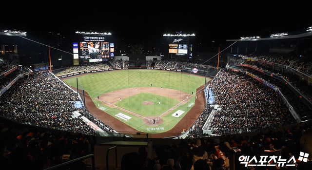 28일 오후 대전한화생명볼파크에서 열린 '2025 신한 SOL Bank KBO리그' 한화 이글스와 KIA 타이거즈의 경기, 만원 관중이 경기를 관람하고 있다. 엑스포츠뉴스 DB