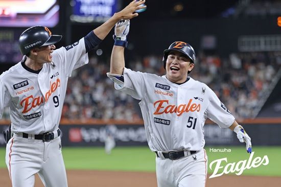 한화 이글스 외야수 문현빈이 1일 대전 NC 다이노스전에서 추격 솔로 홈런과 결승 스퀴즈 번트로 팀 역전승에 이바지했다. 문현빈은 3할 타율을 유지하면서 정규타석 기준 리그 타율 5위와 팀 내 타율 1위에 올라 있다. 한화 이글스