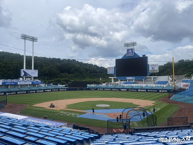 20일 삼성 라이온즈와 키움 히어로즈의 경기가 예정된 대구 삼성라이온즈파크에서 그라운드 정비 작업이 이뤄지고 있다. 대구, 최원영 기자