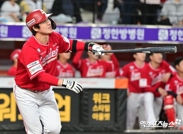 SSG 랜더스 최정이 올해 정규시즌 경기에서 타격 후 타구를 바라보고 있다. 엑스포츠뉴스 DB