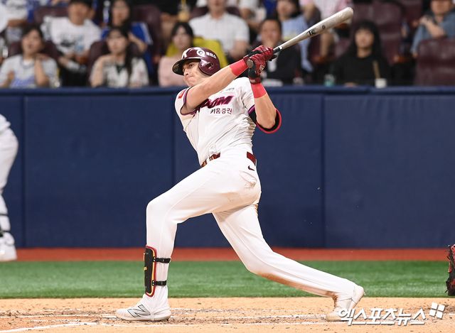 키움 히어로즈 루벤 카디네스가 올해 정규시즌 경기에서 타격하고 있다. 엑스포츠뉴스 DB