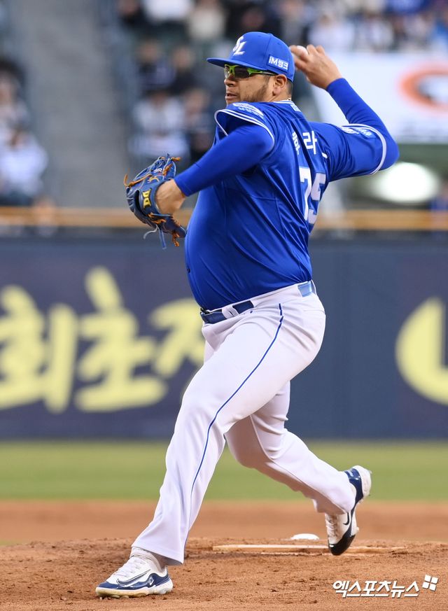 삼성 라이온즈 선발투수 아리엘 후라도가 올해 정규시즌 경기에 등판해 투구하고 있다. 엑스포츠뉴스 DB