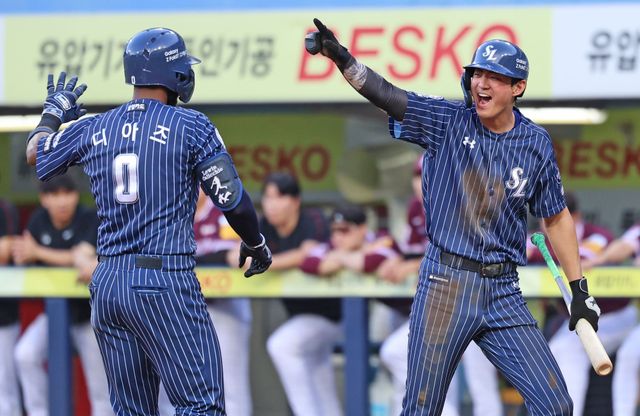 삼성 라이온즈 르윈 디아즈가 20일 대구 키움 히어로즈전에서 홈런을 친 뒤 구자욱의 환영을 받고 있다. 삼성 라이온즈