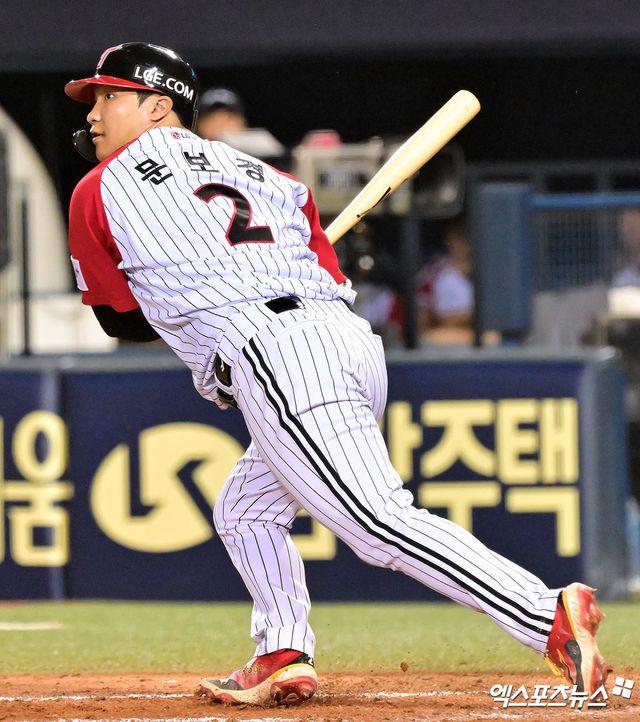 LG 트윈스 내야수 문보경이 20일 서울 잠실야구장에서 열린 2025 신한 SOL Bank KBO리그 롯데 자이언츠와의 팀 간 11차전에서 8회말 결승 1타점 2루타를 기록했다. 사진 김한준 기자