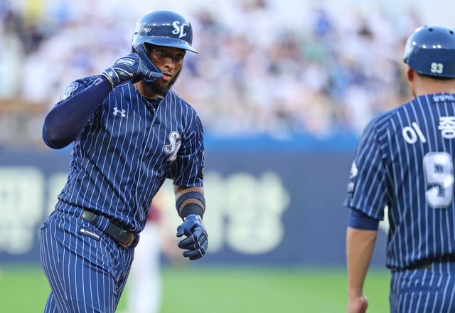 삼성 라이온즈 르윈 디아즈가 20일 대구 키움 히어로즈전에서 홈런을 친 뒤 세리머니하고 있다. 삼성 라이온즈