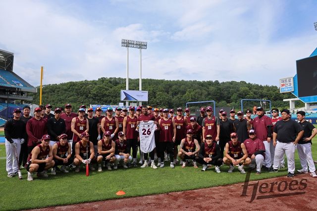 키움 히어로즈 선수들이 20일 대구 삼성라이온즈파크에서 팀을 떠나게 된 스톤 개랫의 송별 행사를 진행한 뒤 기념촬영하고 있다. 키움 히어로즈