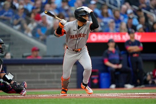 샌프란시스코 자이언츠 윌리 아다메스가 20일(한국시간) 캐나다 온타리오주 토론토 로저스 센터에서 열린 2025 메이저리그(MLB) 토론토 블루제이스와 원정경기 5회초 상대 선발 에릭 라우어의 퍼펙트 행진을 깨는 솔로홈런으로 선취점을 가져왔다. 연합뉴스