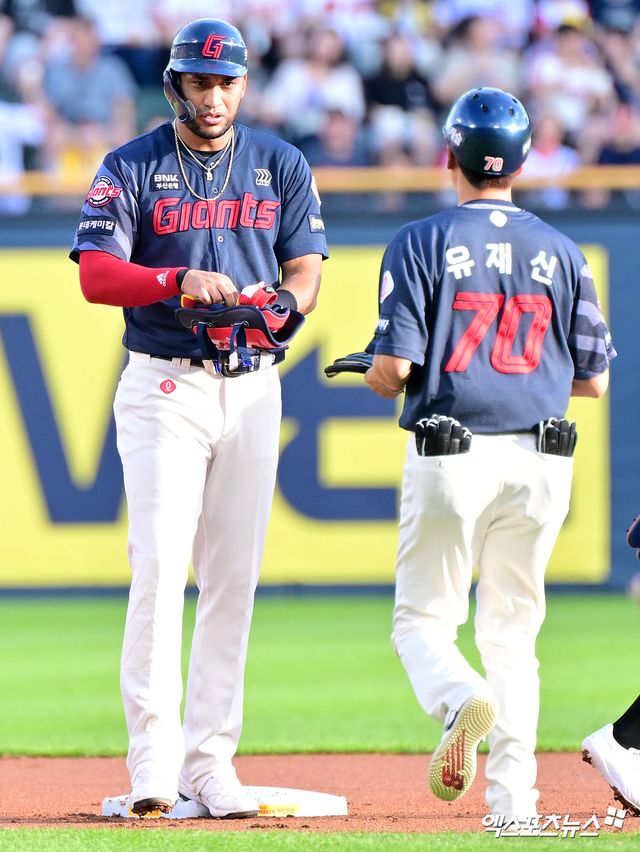 롯데 자이언츠 외국인 타자 빅터 레이예스(왼쪽)가 20일 서울 잠실야구장에서 열린 2025 신한 SOL Bank KBO리그 LG 트윈스와의 팀 간 11차전에서 1회초 1타점 2루타를 기록했다. 사진 김한준 기자