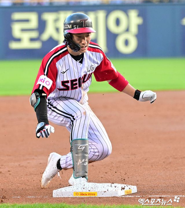 LG 트윈스 내야수 신민재가 20일 서울 잠실야구장에서 열린 2025 신한 SOL Bank KBO리그 롯데 자이언츠와의 팀 간 11차전에서 5회말 3루타를 기록했다. 사진 김한준 기자