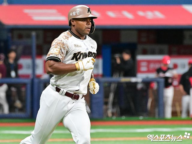 키움 히어로즈 스톤 개랫이 올해 정규시즌 경기에서 타격 후 1루로 향하고 있다. 엑스포츠뉴스 DB