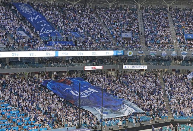 삼성 라이온즈 팬들이 올해 대구 삼성라이온즈파크에서 열린 홈경기에서 통천 응원을 펼치고 있다. 삼성은 20일 대구 키움 히어로즈전에서 매진을 기록했다. 삼성 라이온즈